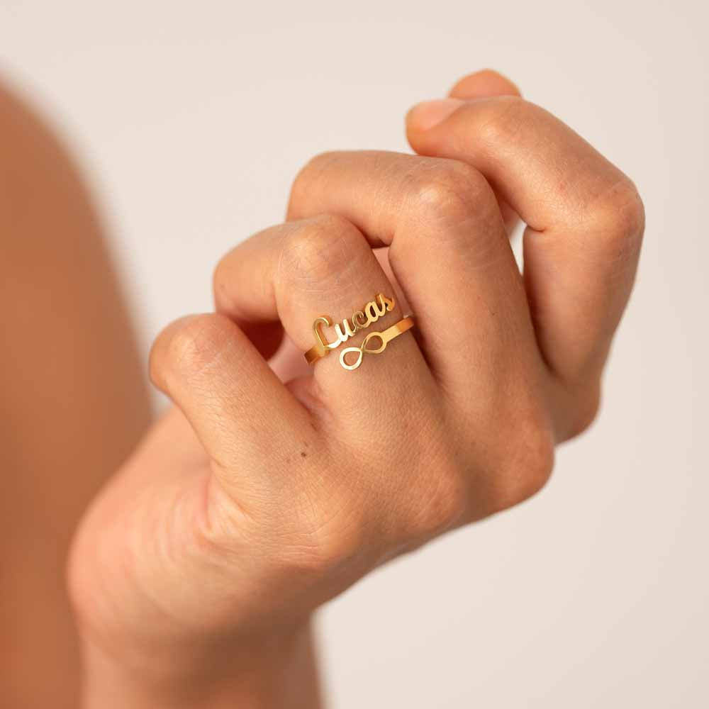 Ring mit Namen und Motiv