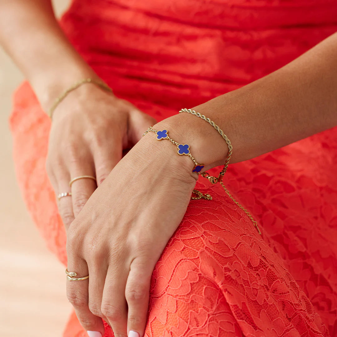 Armband mit blauem Kleeblatt-Anhänger